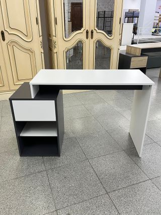 Escritorio nuevo en blanco y gris