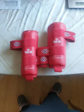 Espinilleras Dae Do WKF Rojo