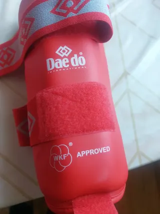 Espinilleras Dae Do WKF Rojo