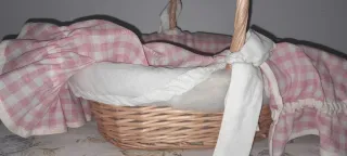 Cesta de mimbre con forro de tela