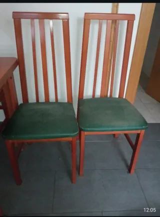 Mesa de comedor de madera con 4 sillas