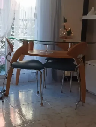 Conjunto mesa y 4 sillas