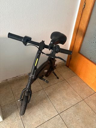 Bici eléctrica negra
