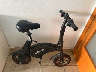 Bici eléctrica negra