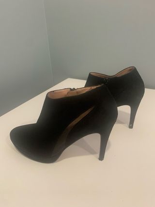 Botines de tacón negros con malla de adorno.