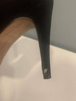 Botines de tacón negros con malla de adorno.