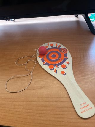 Pala de madera con pelota