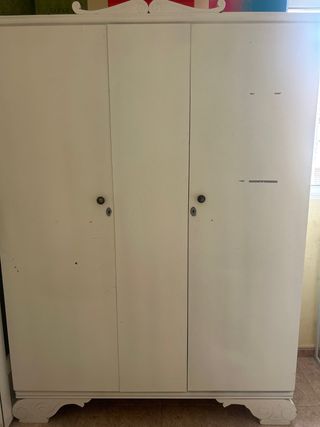 Armario blanco de madera