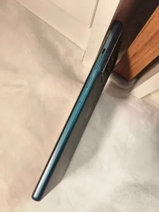 Móvil azul volumen roto lo demás está perfecto