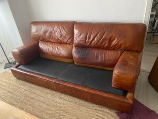 Sofá de cuero marrón en buen estado