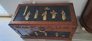 Baúl de madera y metal decorado