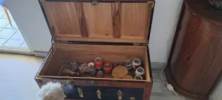 Baúl de madera y metal decorado