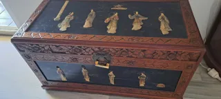 Baúl de madera y metal decorado