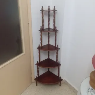 Estantería de esquina de madera