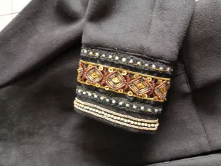 Chaqueta ante negra con detalles dorados