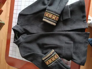 Chaqueta ante negra con detalles dorados