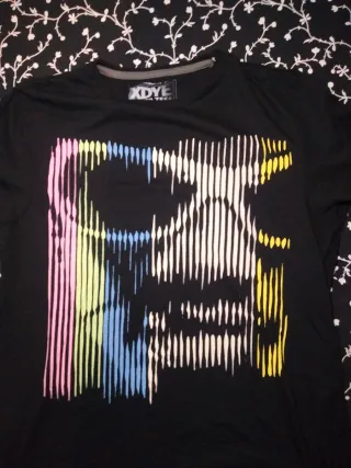 Camiseta XDY Negra Diseño Rayas Colores