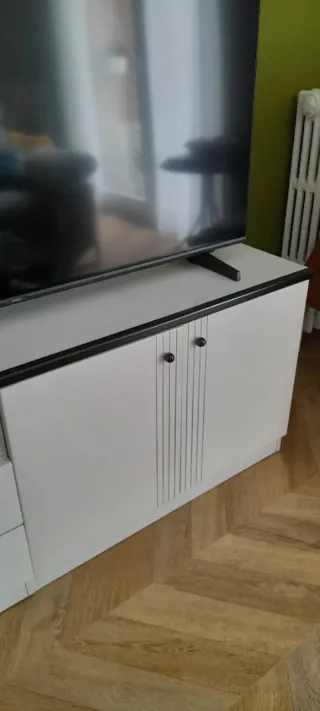 Mueble TV blanco y negro madera, buen estado