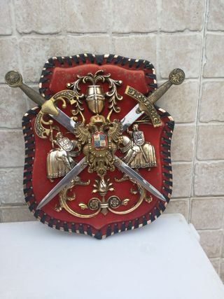 Escudo decorativo años 70 con espadas