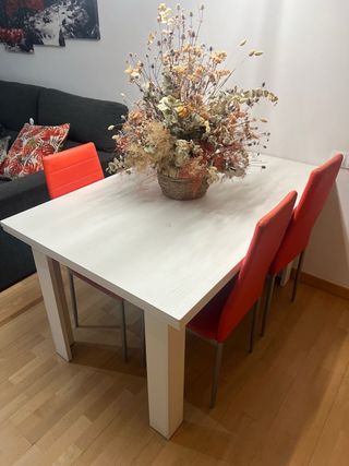 Mesa comedor y 4 sillas naranja