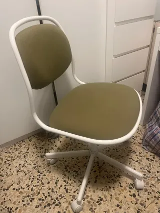 Silla de oficina verde y blanca