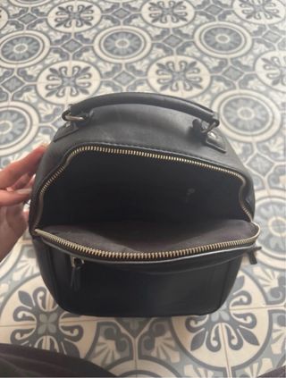 Mochila pequeña Stradivarius negra