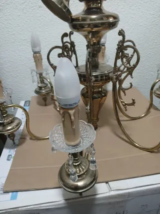 Lámpara de techo dorada con lágrimas