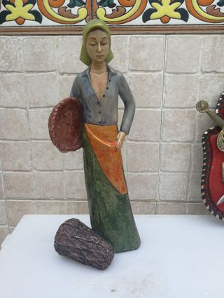 Figura cerámica mujer cesta