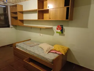 Cama con estanterías de madera