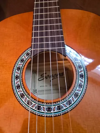 Guitarra Española Sonora con funda y cejilla