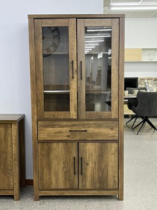 Nueva vitrina con puertas y un cajon