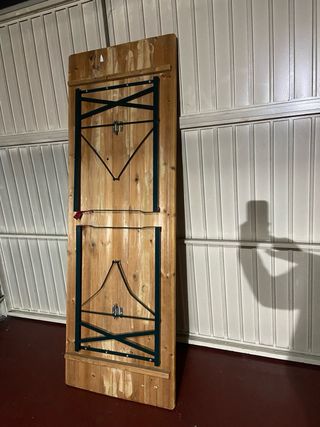 Mesa plegable y 2 bancos