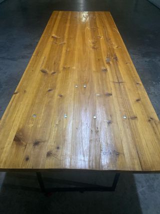 Mesa plegable y 2 bancos