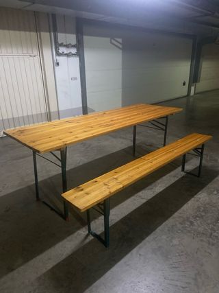 Mesa plegable y 2 bancos