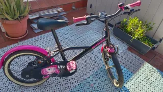 Bicicleta infantil rosa y negra