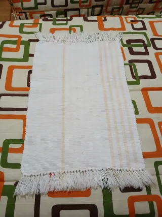 Tapete de mesa con flecos