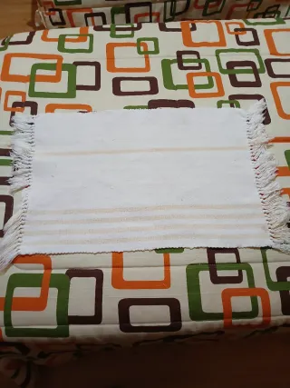 Tapete de mesa con flecos