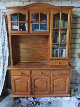Mueble de madera con vitrina
