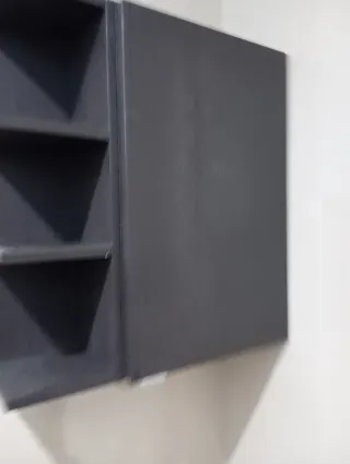 2 Muebles de baño con 2 estantes.