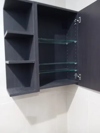 2 Muebles de baño con 2 estantes.