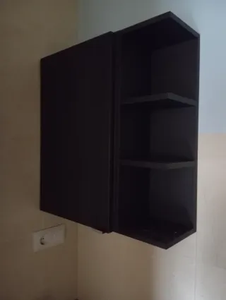 2 Muebles de baño con 2 estantes.