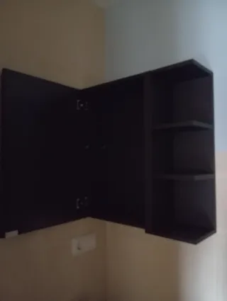 2 Muebles de baño con 2 estantes.