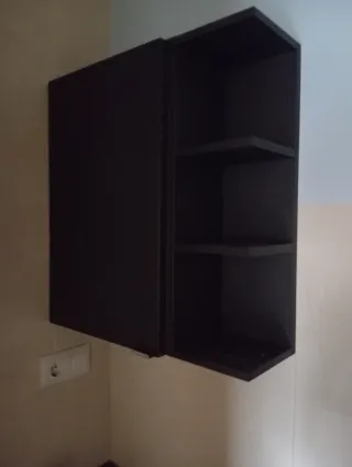 2 Muebles de baño con 2 estantes.