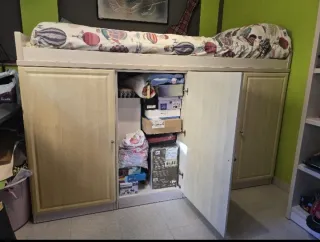 Mueble juvenil con cama alta