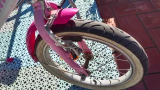 Bicicleta infantil rosa y blanca