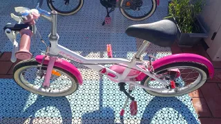 Bicicleta infantil rosa y blanca