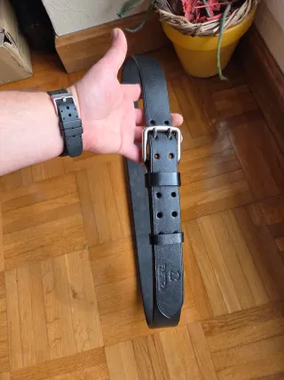 Cinturón de cuero negro