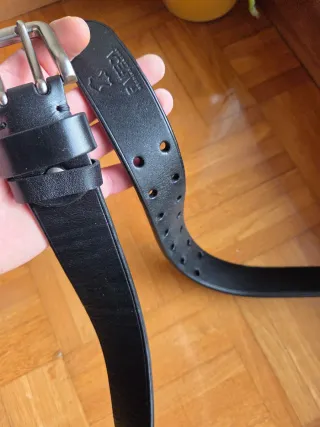 Cinturón de cuero negro