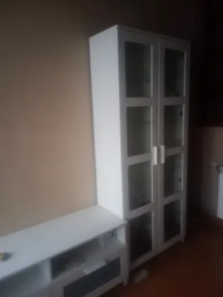 Mueble de comedor blanco y madera