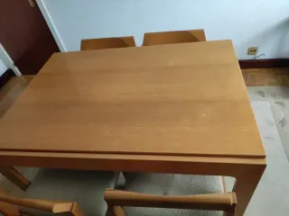 Mesa de comedor extensible de madera .